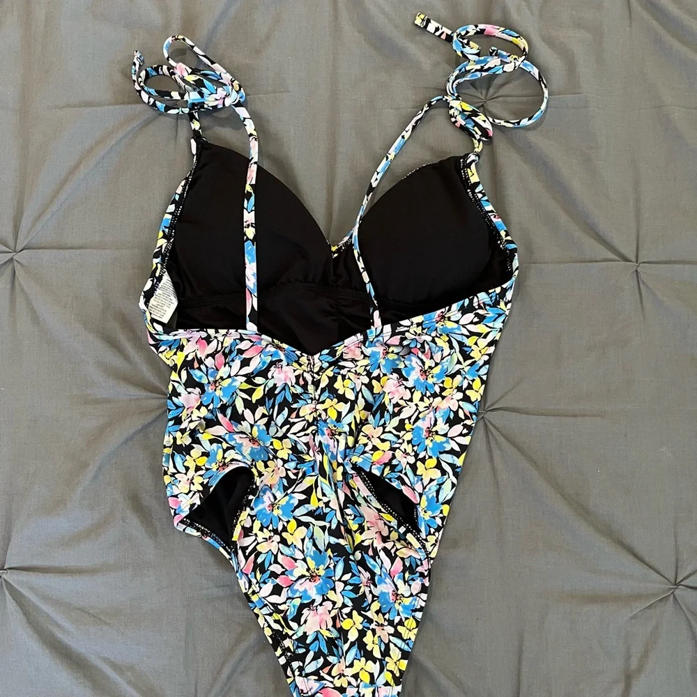 Shade & Shore 1 Piece Bathing Suit, Women’s Size M, Black/Pastel Blues/Pink/Y